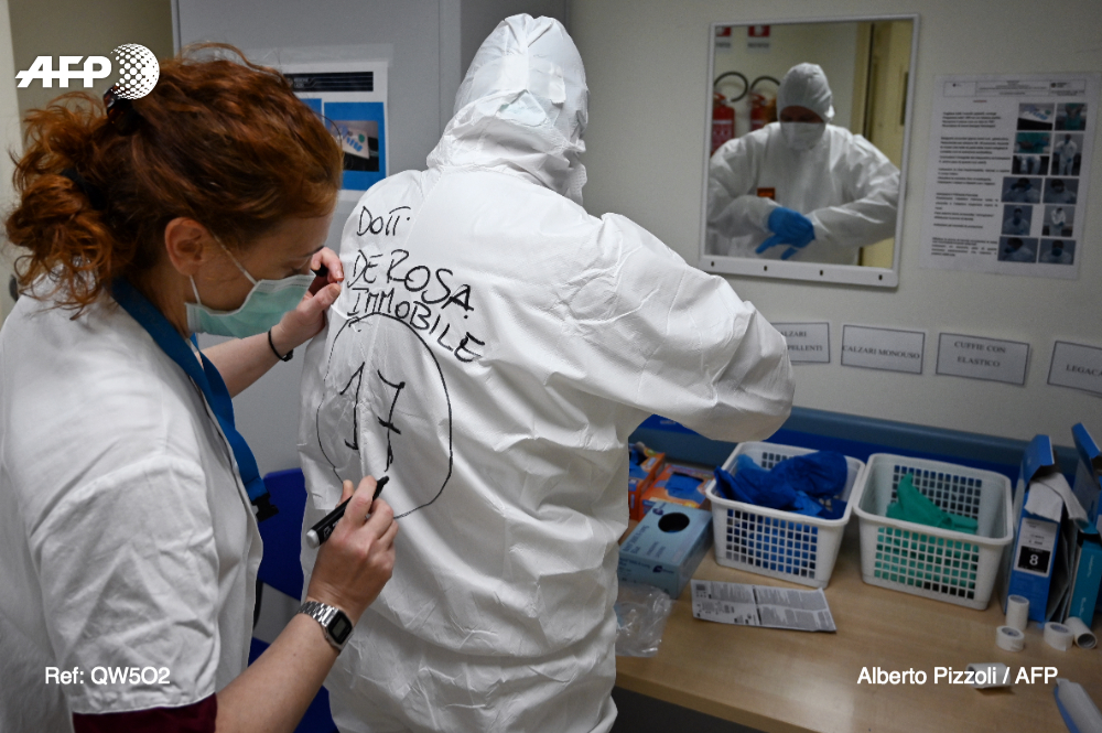 afpfr's tweet image. L'Italie a annoncé le plus important nombre de décès du #covid_19 en 24 heures depuis le 21 avril, avec 474 morts, selon le bilan officiel. Ce rebond intervient deux jours avant le début du processus de #déconfinement du pays #AFP