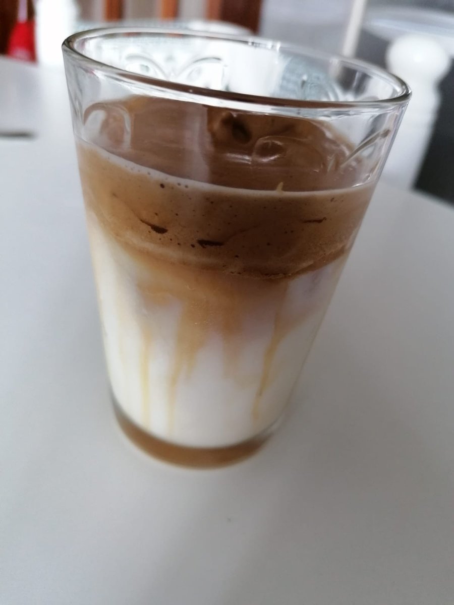 KeynnyPop's tweet photo. Café y Chocolate Dalgona con pasteles de manzana del Mc'Donalds 🤤🤤🤤🤤 https://t.co/1o5bmmmW34