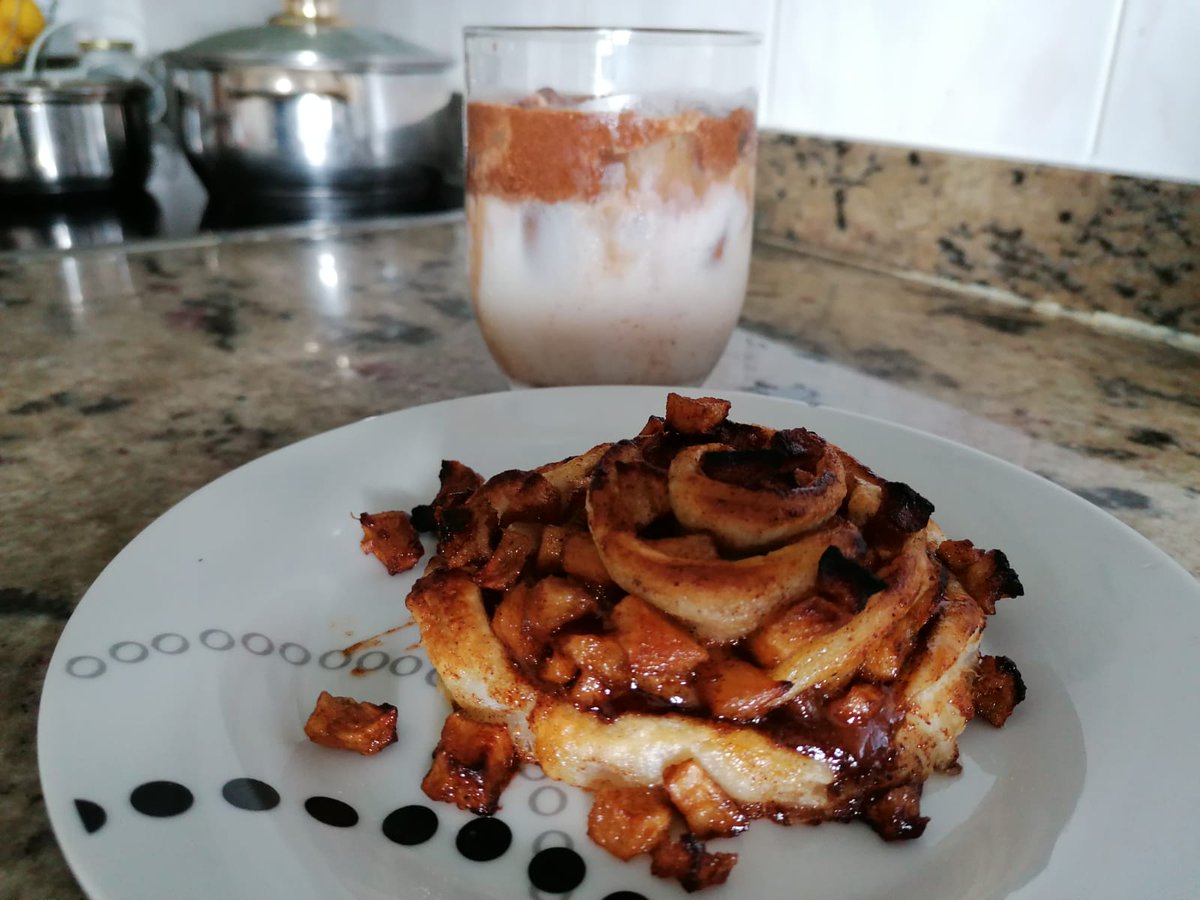 KeynnyPop's tweet photo. Café y Chocolate Dalgona con pasteles de manzana del Mc'Donalds 🤤🤤🤤🤤 https://t.co/1o5bmmmW34