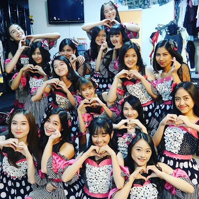 JKT48RPEnt's tweet photo. [JKT48RP ONAIR]

#JParadiseJkt48RP

M01 RAPSODI

Kasih Andai anganku bersuara dia kan bernyanyi

Rapsodi indah yang kan bermuara di fajar hati...

BAHAGIA HINGGA SANG BUMI ENGGANG BERPUTAR LAGI 💝 https://t.co/bXj6VdeARz