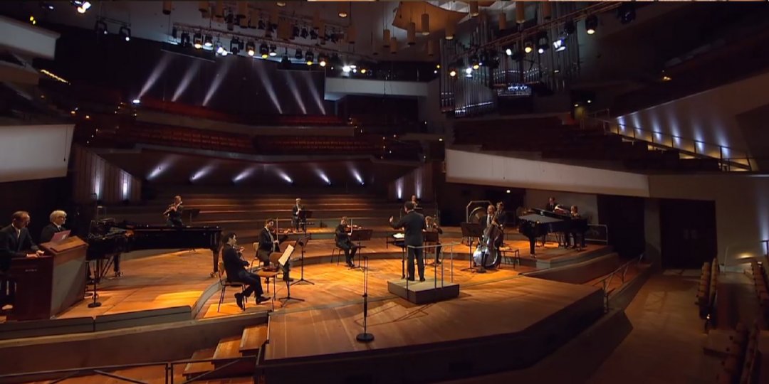 helene_mahln's tweet photo. Watching the #replay of the 2020 European Concert given yesterday ! So great ! Bravo !
with @BerlinPhil conducted by #KirillPetrenko with soprano #ChristianeKarg .
#europakonzert #europeanconcert #arvopärt #ligeti #samuelbarber #mahler #mahler4 #classical
#emmanuelpahud @EPahud https://t.co/jQHiKaVLCh