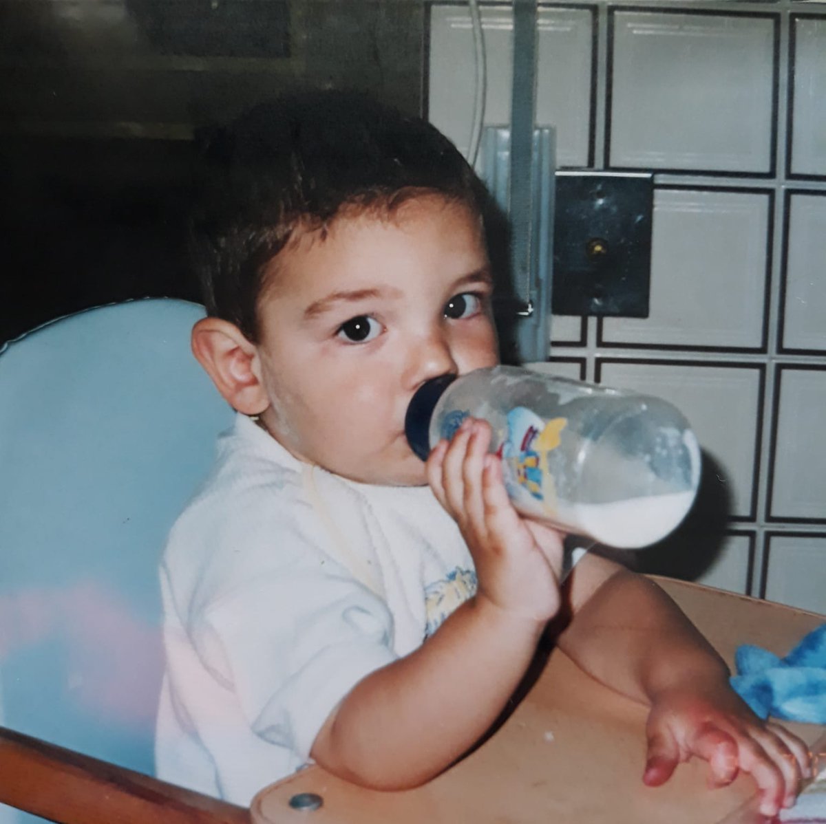 CoviranFs's tweet photo. 👶🏻❓| Quen é o xogador?

Hoxe deixamos esta imaxe dun dos nosos, ao cal ese biberón debía saberlle ben, pero queremos ver se sodes capaces de decirnos quen é⬇️⬇️⬇️

#ImosCovi💪🏻 #QuedaNaCasa https://t.co/QDKNEMOr9u