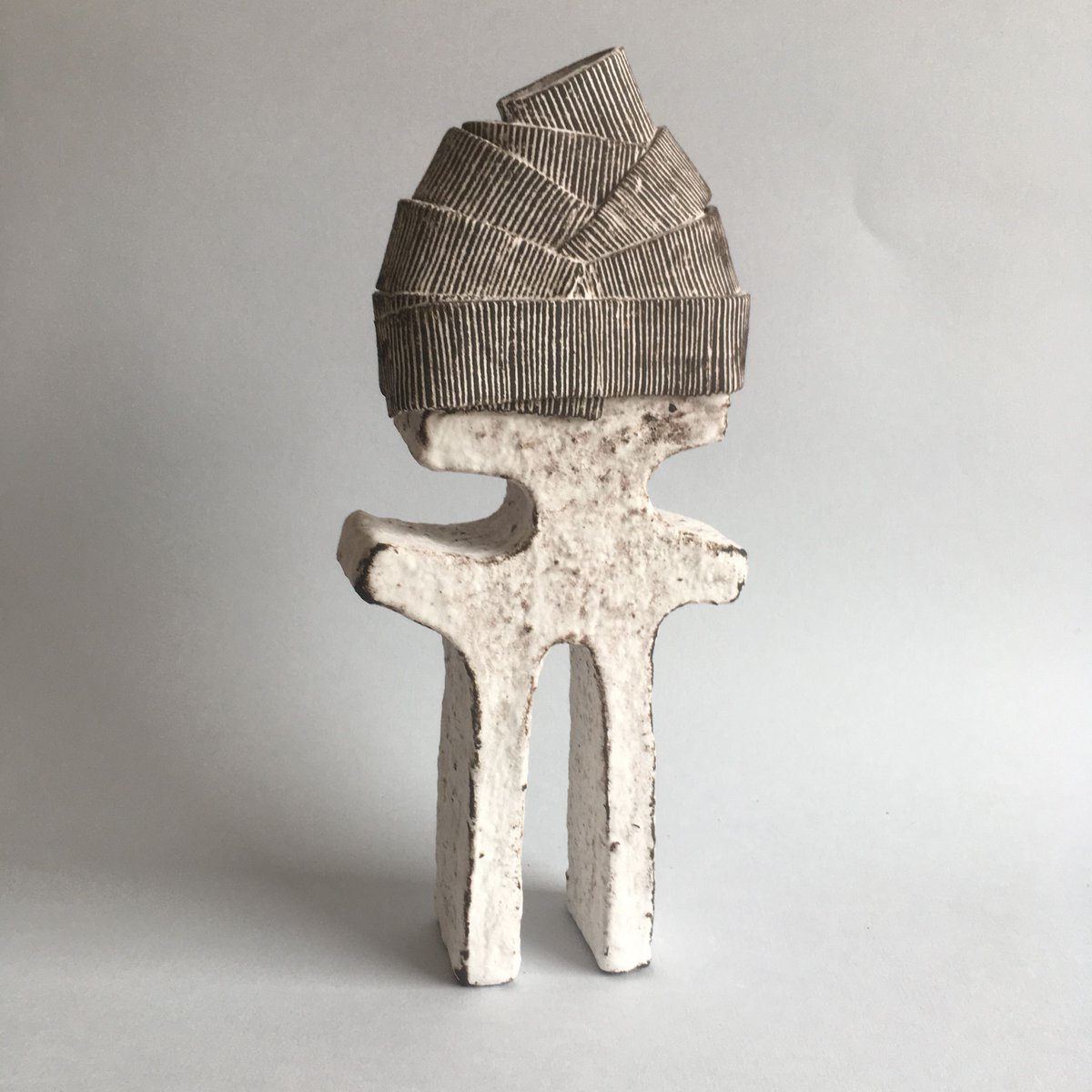 CeramicArtLDN's tweet photo. Bronwen Grieves' work is hand built from stoneware clays in her garden studio in Nottingham. To see more of the work Bronwen would have brought to CAL, and to contact her directly with purchase enquiries visit https://t.co/vDWX8F3NHl and search for her name in #VirtualCAL. https://t.co/HH427GT96p