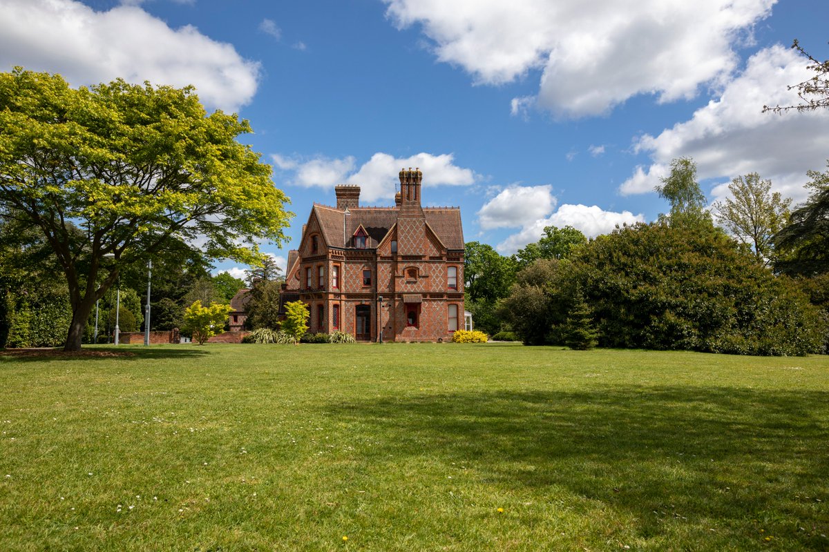 Whiteknights Campus constitutional. Almost no cars, but a bit eerie. All the smiling students I spoke to (at a distance) were grateful to the wardens, security staff, caterers and <a href="/UniofReading/">Uni of Reading</a> staff who remain there for them. Take a look
smugmug.com/gallery/n-3zmF…