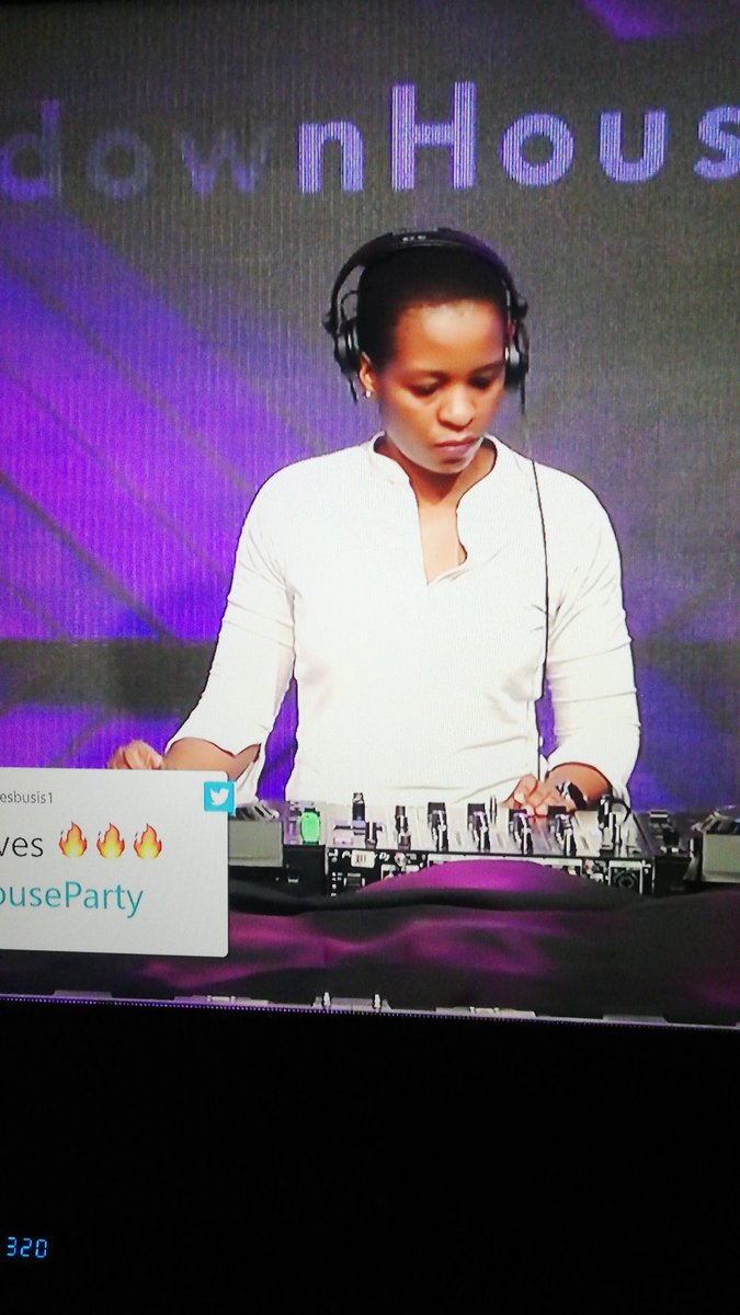 Retweet if you u feeling DJ Mandy already🙌🏾 she came in strong 💪🏾
🗣️ Lit it up lady 🔥🔥🔥🔥🔥🔥
<a href="/DjMandy91/">DJ Mandy_SA⚘</a> <a href="/ChannelOTV/">Channel O</a> <a href="/hunterscider/">Hunter's Cider</a> #HuntersRefreshes
#LockdownHouseParty