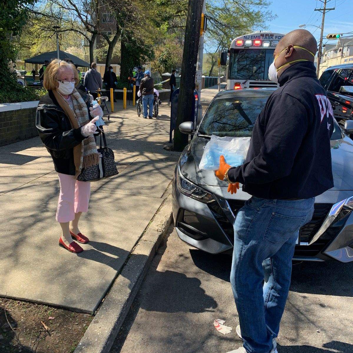 rasjbaraka's tweet photo. Today we started testing at Stephen Crane Elderly. We are doing all senior buildings in partnership with @NewarkPHA. Over 5000 seniors. On Wednesday we will set up a testing site at Branch Brook Park for residents of North and Central Ward but open to all. #StayHome #NewarkStrong https://t.co/UUhM6Pk1mT