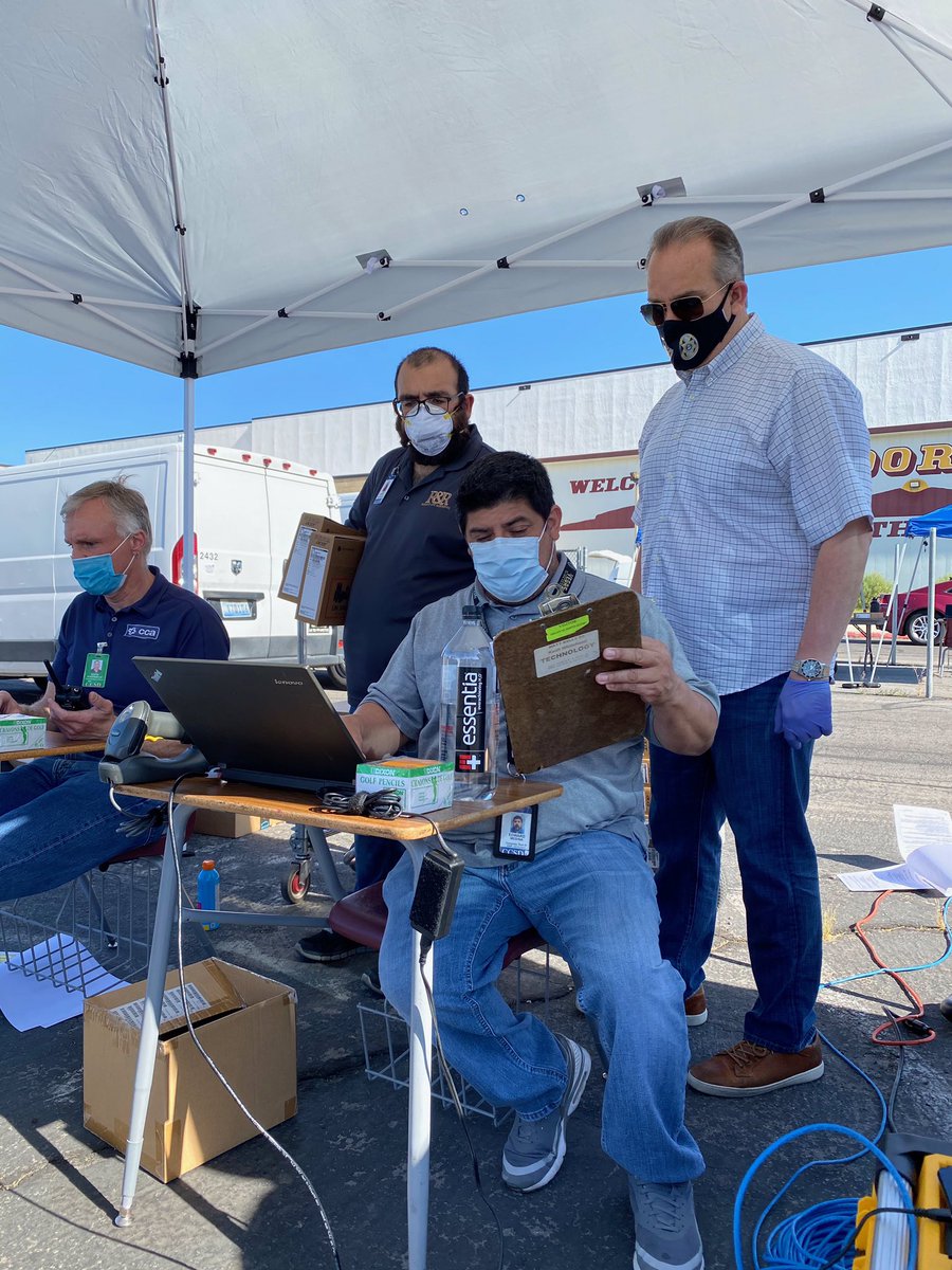 ClarkCountySch's tweet photo. CCSD 💙 continues to offer equitable access to distance learning opportunities for students. @SuptJaraCCSD greeted families at @EHS_SparkyPride, distributing Chromebooks to feeder schools as well. Great teamwork! #1ForKids https://t.co/qShmvSrUjX