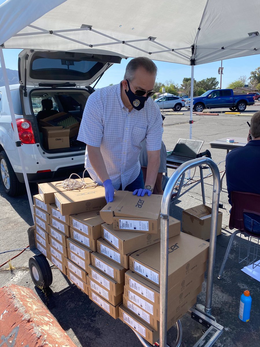 ClarkCountySch's tweet photo. CCSD 💙 continues to offer equitable access to distance learning opportunities for students. @SuptJaraCCSD greeted families at @EHS_SparkyPride, distributing Chromebooks to feeder schools as well. Great teamwork! #1ForKids https://t.co/qShmvSrUjX