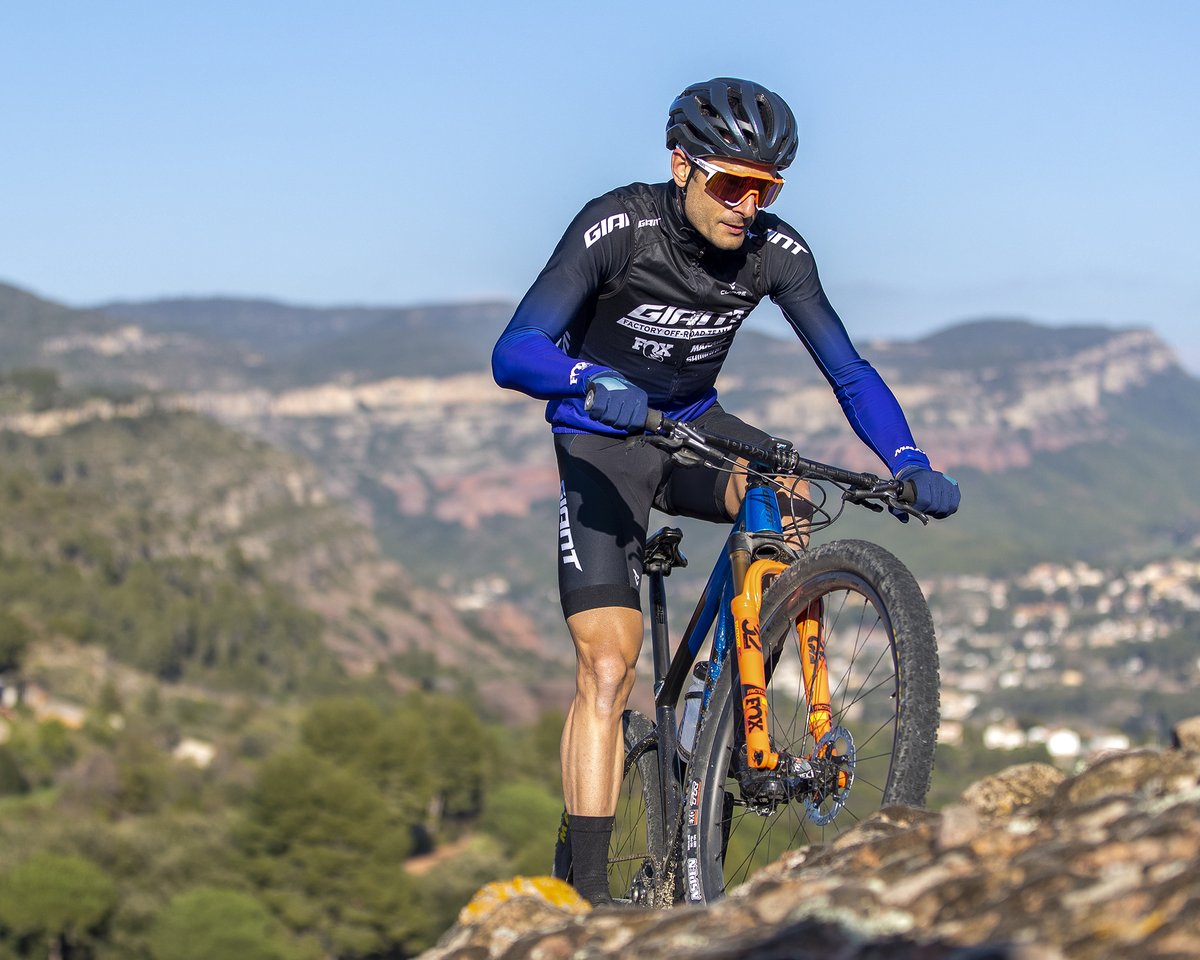 ridegiantbikes's tweet image. The all-new Rev Pro helmet delivers safety without sacrificing on weight or comfort. Find out why the Rev Pro is the helmet of choice for the XC riders of the Giant Factory Off Road Team at ow.ly/n6uI50zmJPM

#RevPro #ProAdvantage