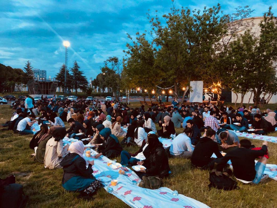 sehirint's tweet photo. #tbtramadan minutes left till iftar 🤲🏻 What an amazing experience we had last year thanks to @ramazancadiri 😇 All Şehir students and professors used to come together to open iftar among others 😌 We miss our students in the campus 💚 May Allah accept our prayers 🙏 https://t.co/Igu1NoDEIq