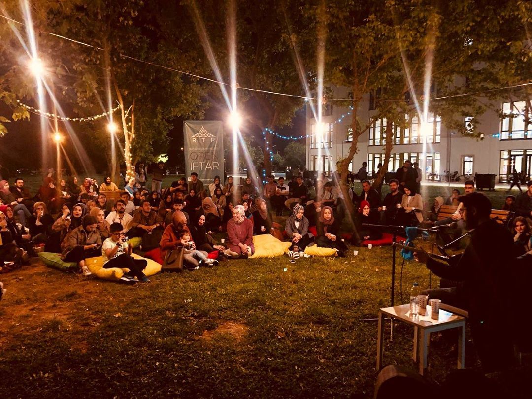 sehirint's tweet photo. #tbtramadan minutes left till iftar 🤲🏻 What an amazing experience we had last year thanks to @ramazancadiri 😇 All Şehir students and professors used to come together to open iftar among others 😌 We miss our students in the campus 💚 May Allah accept our prayers 🙏 https://t.co/Igu1NoDEIq
