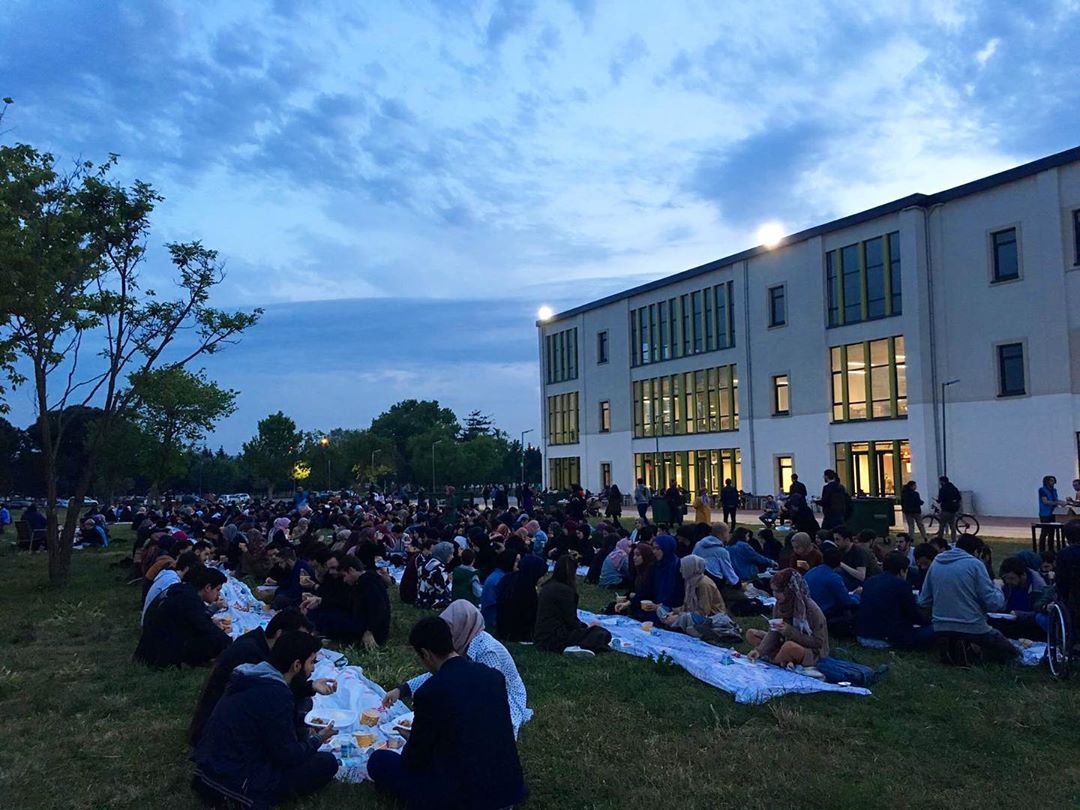 sehirint's tweet photo. #tbtramadan minutes left till iftar 🤲🏻 What an amazing experience we had last year thanks to @ramazancadiri 😇 All Şehir students and professors used to come together to open iftar among others 😌 We miss our students in the campus 💚 May Allah accept our prayers 🙏 https://t.co/Igu1NoDEIq