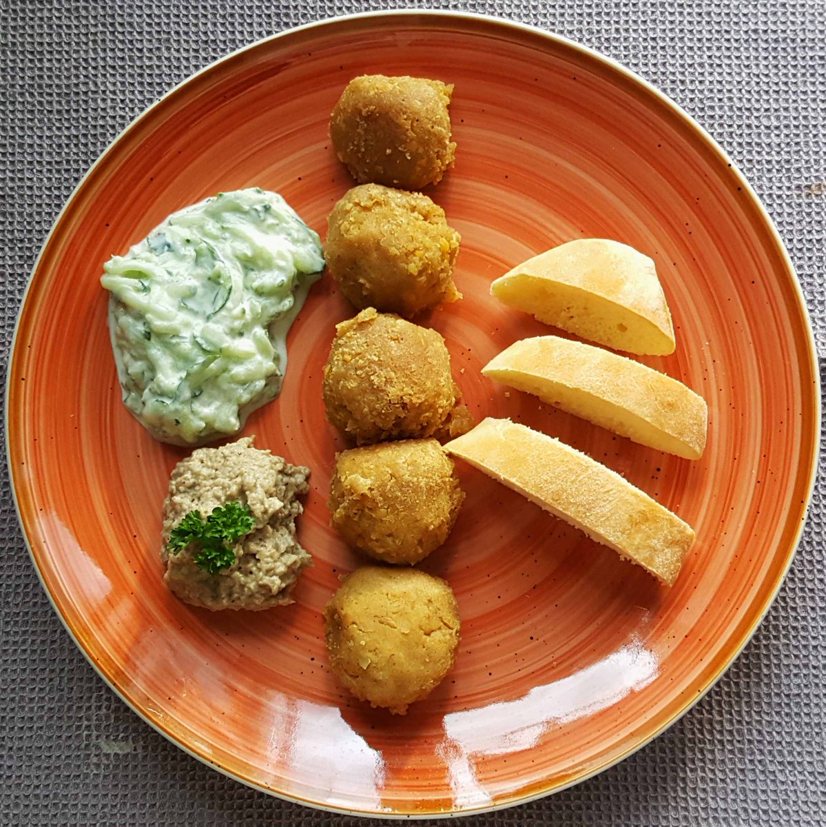 MikeKocht's tweet photo. Die #Levante grüßt heute beim #Twooking:
#Falafel #Cacik (#Tsatsiki) #BabaGanoush (#Mtabbal) #Pita
Natürlich alles hausgemacht!
Wer manches nicht kennt: Infolinks im Blog
https://t.co/h3m4J3LRBp https://t.co/UoNYgfhpyn