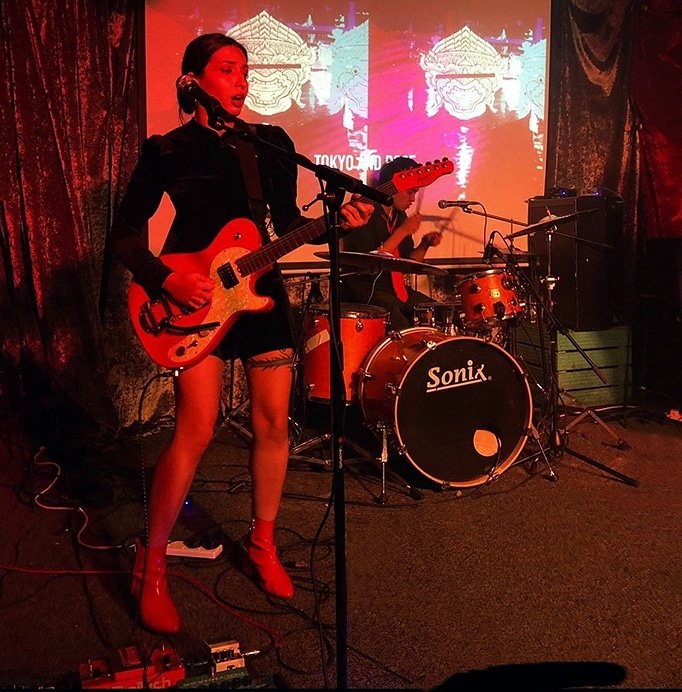 TokyoNRose's tweet photo. We're focusing on making our set as good as it can be; when we play for you again we'll be better than ever. Throwback to a gig where we had the most insane mosh pit 🌹

#mansonguitars #mansonguitar #mansonguitarworks #musicianslondon #londonmusicians  #alternativerockbands https://t.co/ETA6QtB3a0