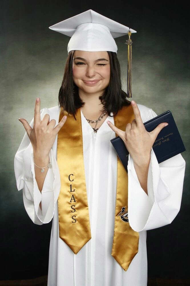 vmhsbbc's tweet photo. Today’s senior shoutout goes to Dixie Kuvshinikov ! 💙💛Dixie has a great heart and is always ready to help out when you need her ! Congrats Dixie on everything you’ve accomplished !!! https://t.co/9Tn81a8vb1