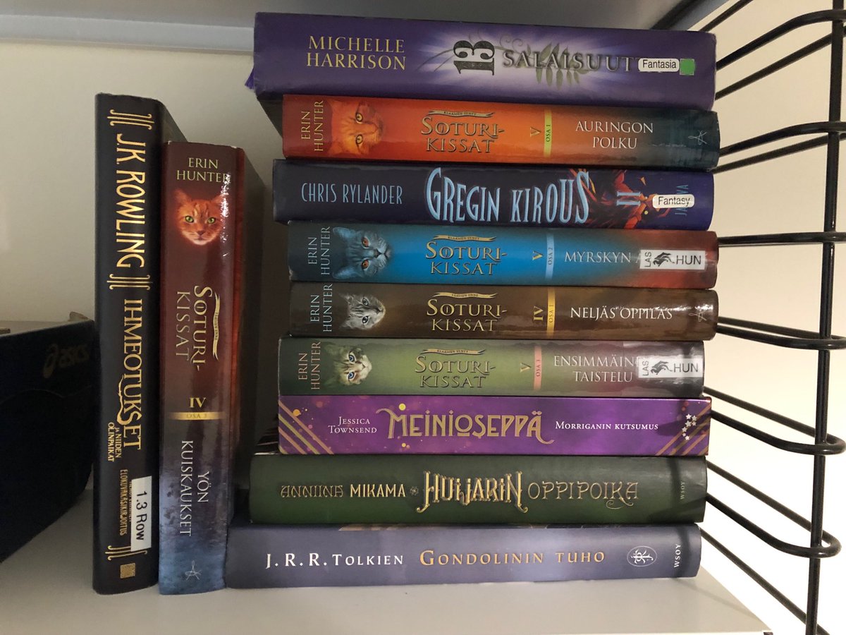 Osa kirjahyllyn fantasiakirjoista. Seuraavaksi luetaan uusin Soturikissa sekä Anniina Mikaman Tinasotamiehet. #soturikissat #anniinamikama #fantasiakirjat