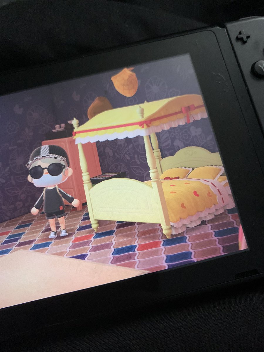 kadotapeche's tweet photo. really looking for the furniture that matches this bed!!!! pls pm i’ll pay or trade!!! ty #acnh #acnhtrade #acnhfurniture https://t.co/YZV9BFyaW7