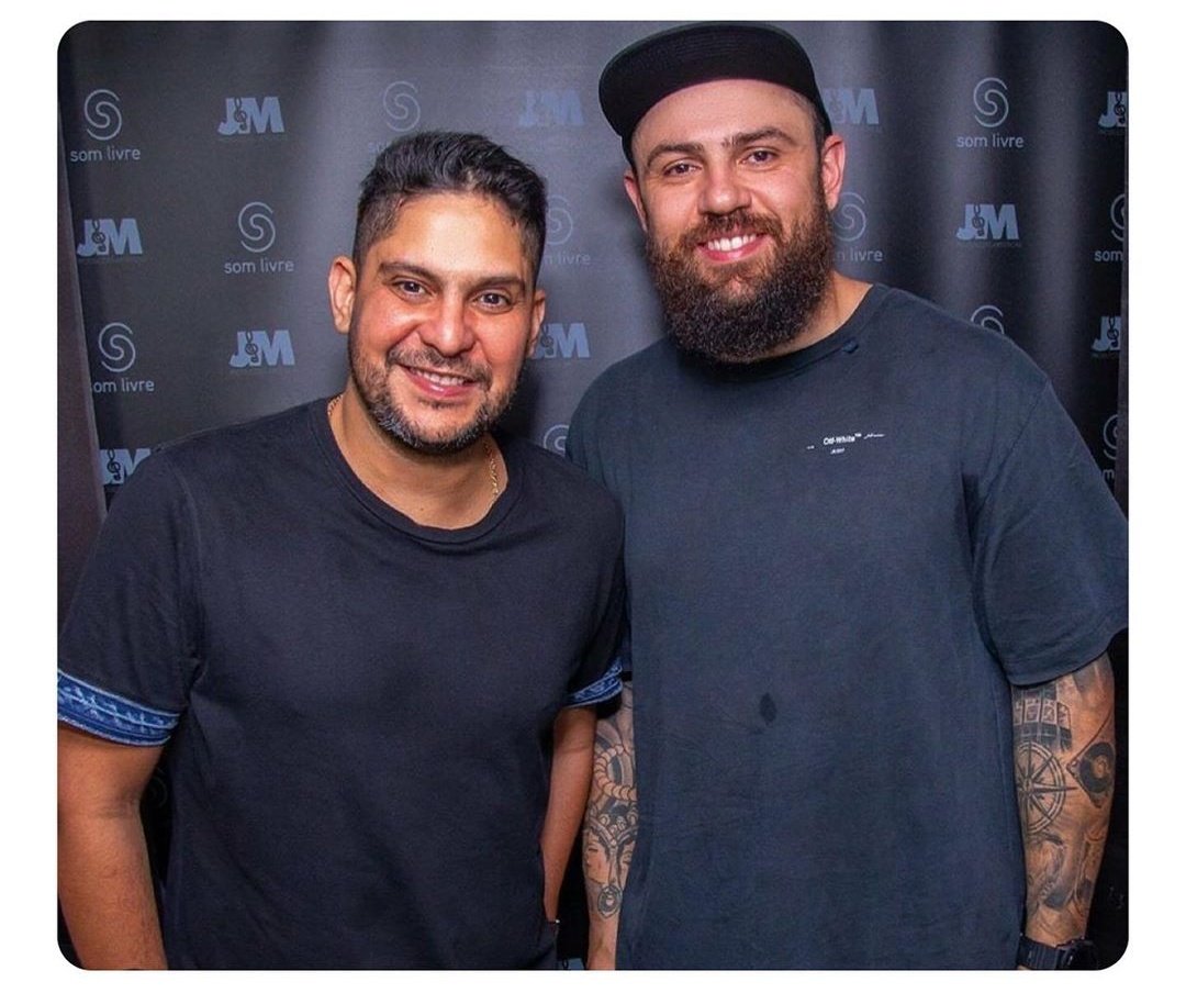 lucyaracav's tweet photo. Única separação que eu jamais superaria🤭
#JeMBrahmaLive #jorgeemateus https://t.co/m19PVblMLA