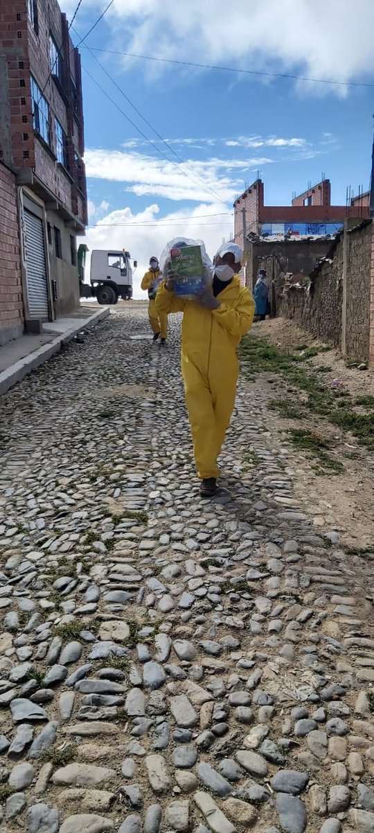 SubMaxParedes's tweet photo. #Ahora #LaPaz Continúa la entrega de la Canasta Solidaria, personal de la subalcaldia y voluntarios realizan entrega de Canasta Solidaria a vecinos del macrodistrito que más necesitan de este apoyo.
#QuédateEnCasa https://t.co/ht8XyRBe6n