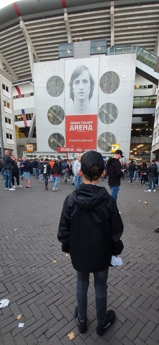 MaikelSellink's tweet photo. Vandaag zou de laatste #thuiswedstrijd @eredivisie 19/20 van #OnsAllerAjax @AFCAjax gespeeld worden #ajavvv @cruijffarena Het liep even anders. Lenn en ik hopen alle #Ajacieden zo snel mogelijk in #GoedeGezondheid terug te zien #StaySafe #DenkAanElkaar #Ajax #Vak426 #Zuid2 https://t.co/3hIVC6eH2U