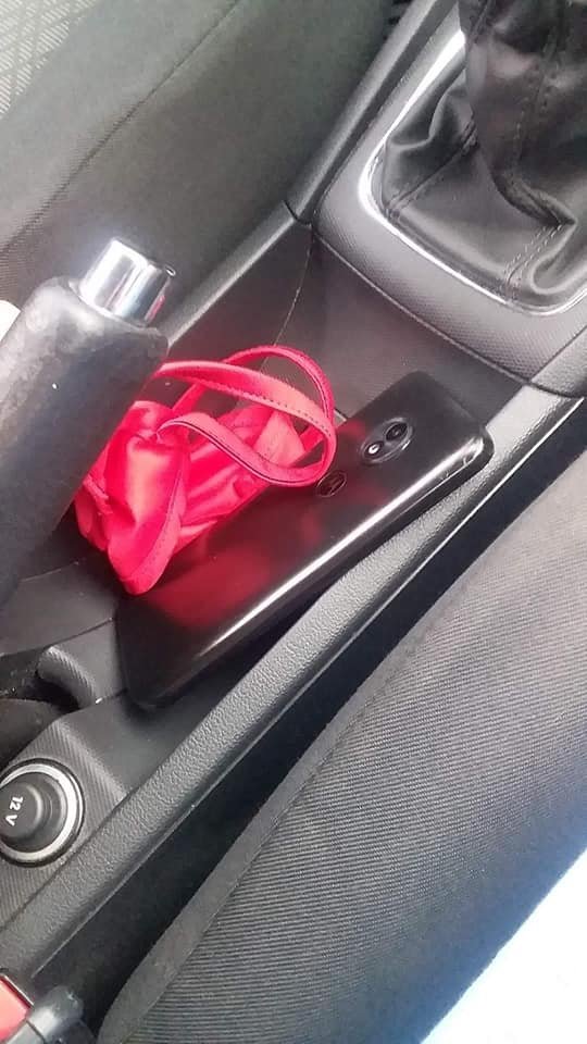 alexlamasg's tweet photo. Primero me metió un saple ya después se dio cuenta que era un tapabocas 🙄🙄 https://t.co/DspizRSPU9
