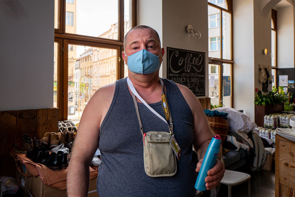 SeznamZpravy's tweet photo. Lidé bez domova drží karanténu i v hotelích. 

📷Podívejte se na fotogalerii @tsphot z hotelu Czech Inn v pražských Vršovicích:

https://t.co/Zp4HWvGeCU https://t.co/AGfmCBpbmg