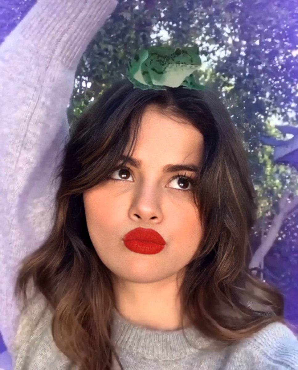 shelleysversion's tweet image. i wonder what it&apos;s like to be selena gomez and actually look good in the boyfriend filter...
