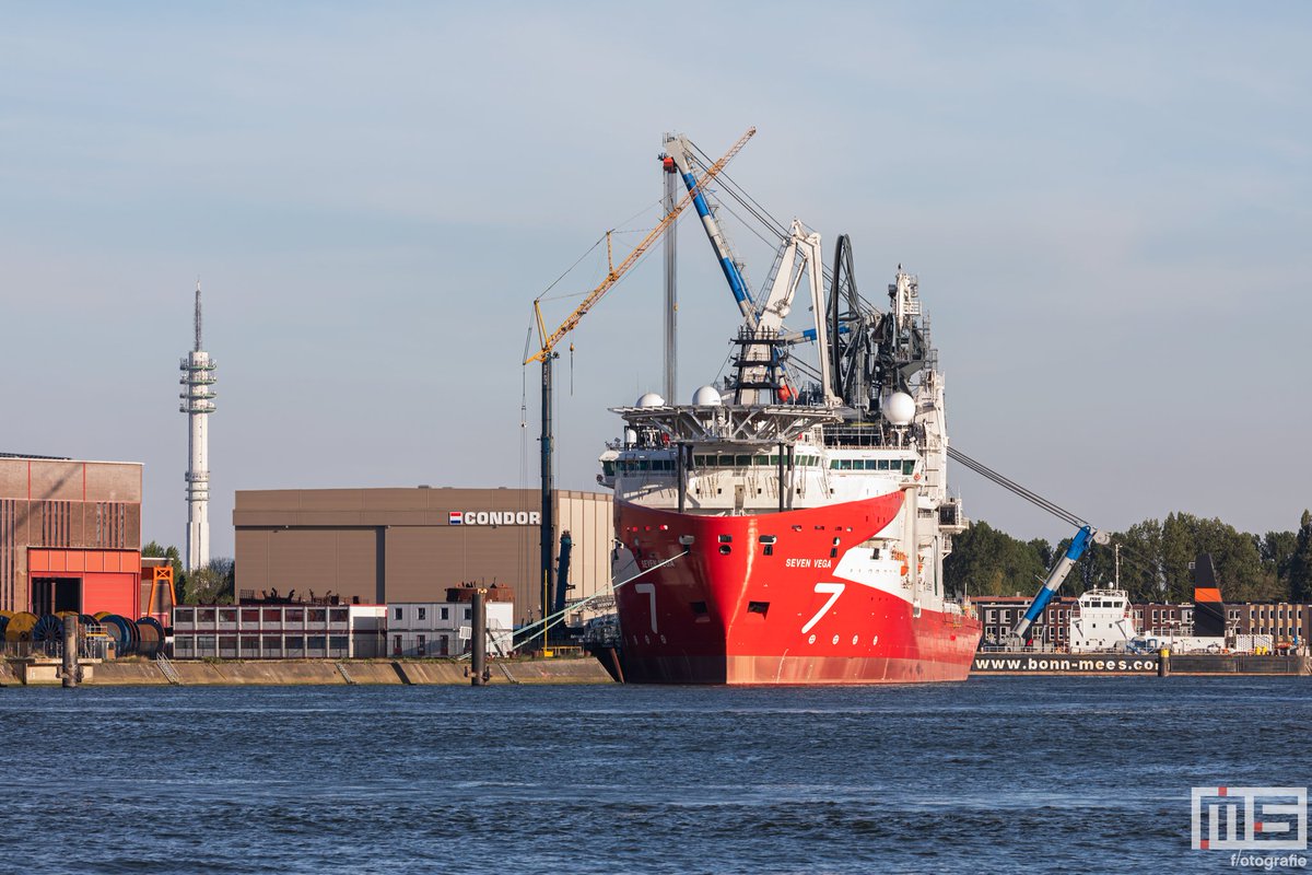 marcvanderstelt's tweet photo. De #Seven #Vega in de @HavenRotterdam @MarikaMarku @Huisman_Jobs @Subsea7Official @Havenloods @OnzeHaven @offshoremgzn @HavenNieuwsRTM #offhore #schip Meer op: https://t.co/NZHAwkj6ub https://t.co/PWF2QtKbnX