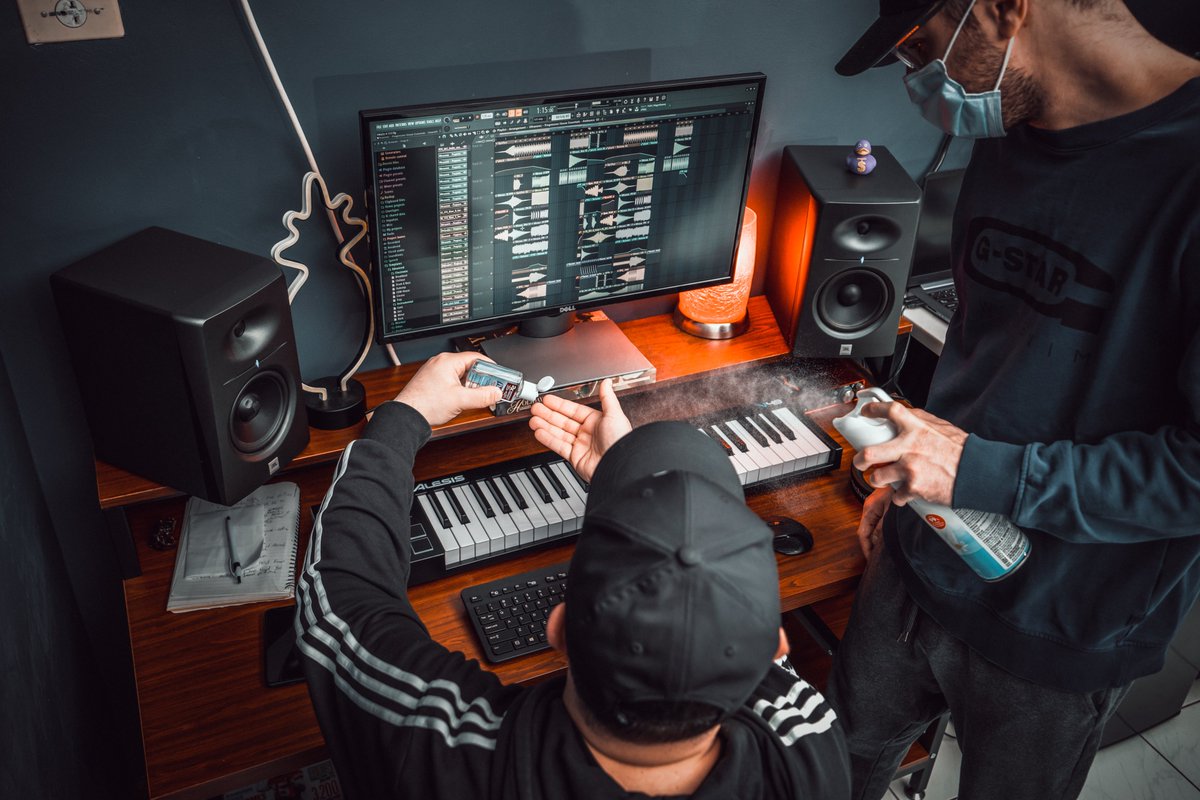 Always keep your hands clean while making dirty beats 😎 
#studio #quarantine #quarantinelife #progressivehouseproducers #edmlifestyles #djduos