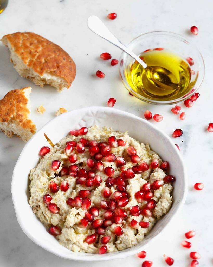gillespudlowski's tweet photo. Une jolie idée venue du #Liban pour ce soir : le #moutabal - la purée d’aubergine- avec crème de sésame et grenade de @lizaparis #lisaasseily 👌🍴🙏 @le_jdd @charlotte.langrand la recette
Préparation 10 min, cuisson 20 min.

Ingrédient pour 8 personnes … https://t.co/2Dbt5GUofx https://t.co/nKn8DSZLw6