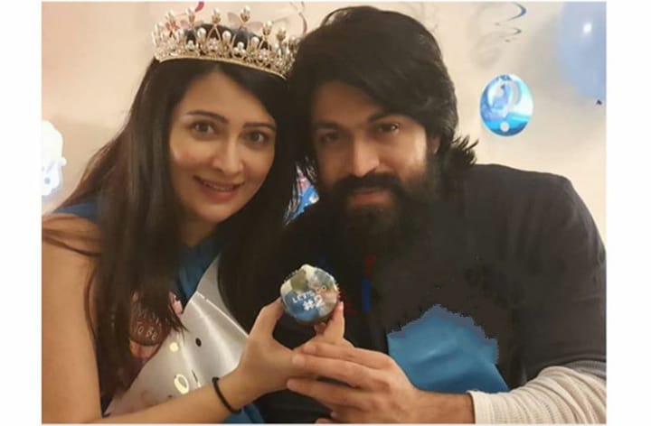 yashfanmahi's tweet photo. At the time of baby shower😋😘
@TheNameIsYash #RadhikaPandit #TheNameIsYash #SayHelloToRockingBaby #AyraYash https://t.co/mrofKBmkBN