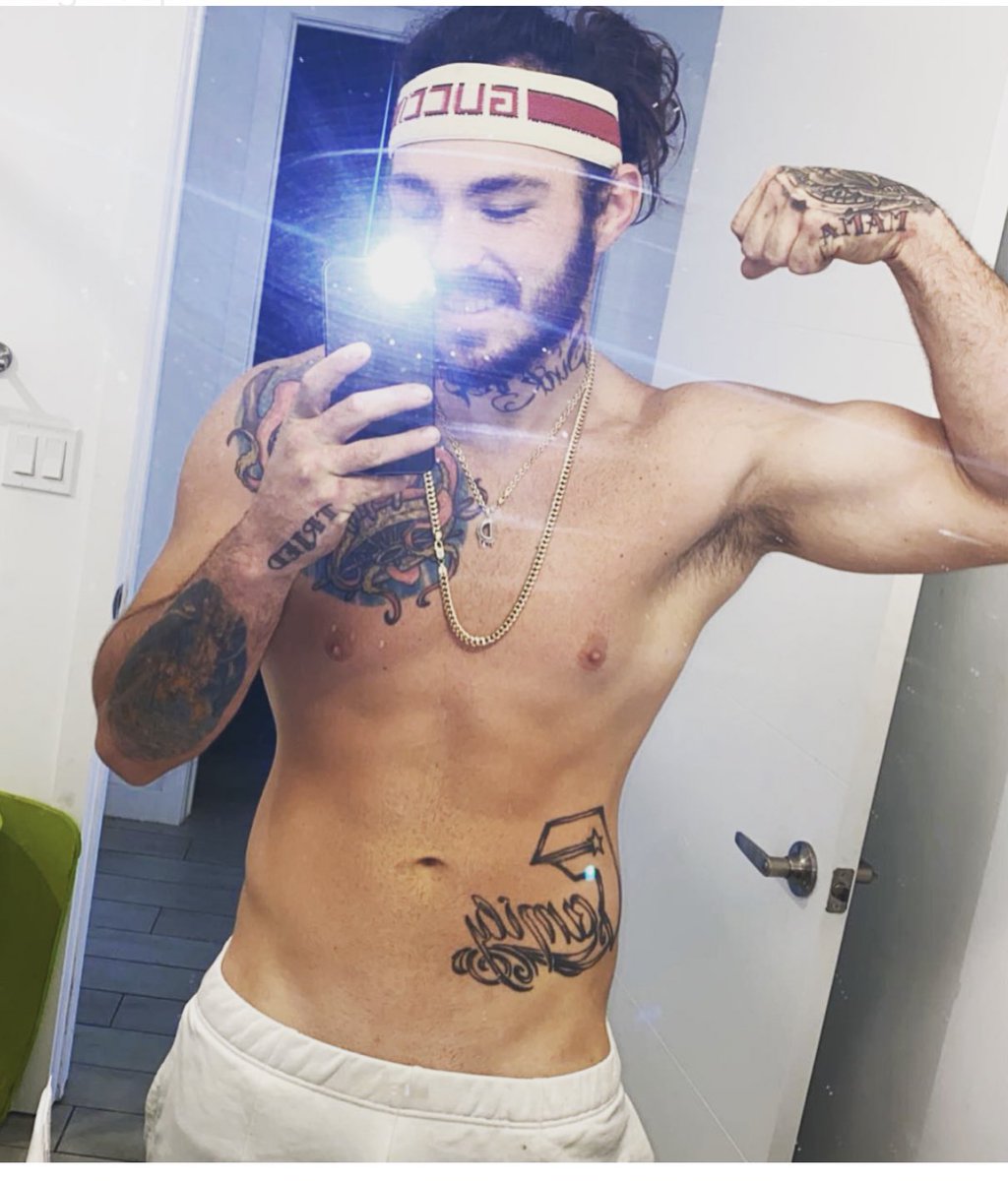 ryanfckndrapal's tweet photo. 2020 glow up? https://t.co/KnamCANxgl