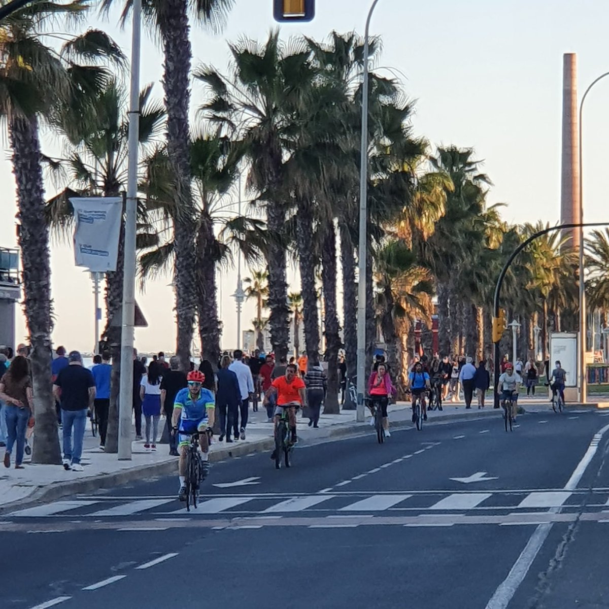 opiniondemalaga's tweet photo. Situación actual del paseo marítimo Pablo Ruiz Picasso, con un considerable aumento de personas de paseo #malaga #CoronaVirus https://t.co/FLytClPsyu