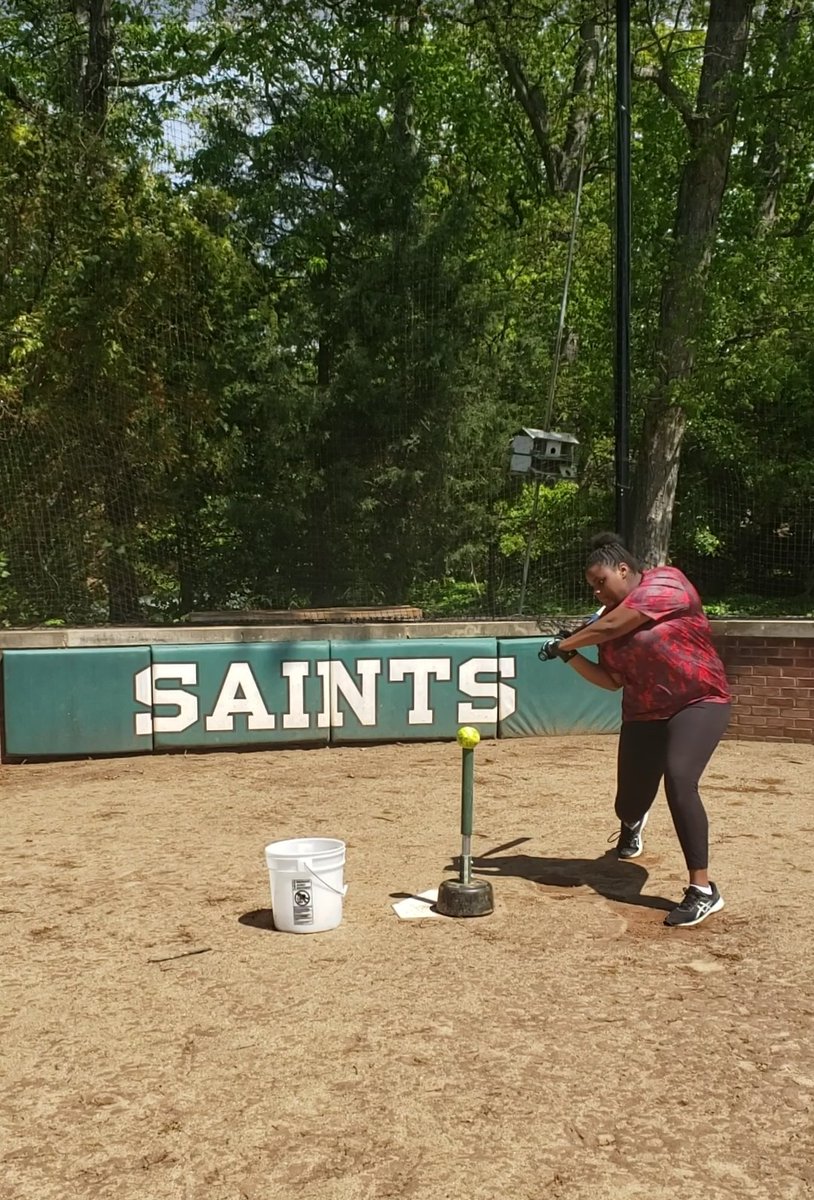 CharlesCtyElite's tweet photo. A few warm-up swings before she gets busy!! @ElizabethSeton #Softball🥎 #ClassOf2023 #SheCanHit #CharlesCountyEliteProduct💙💛 https://t.co/eRtUZekgk7