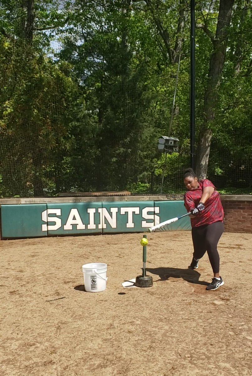 CharlesCtyElite's tweet photo. A few warm-up swings before she gets busy!! @ElizabethSeton #Softball🥎 #ClassOf2023 #SheCanHit #CharlesCountyEliteProduct💙💛 https://t.co/eRtUZekgk7