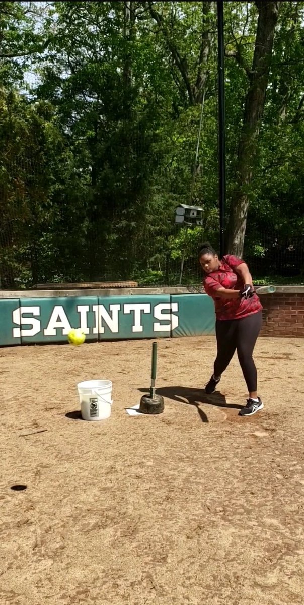 CharlesCtyElite's tweet photo. A few warm-up swings before she gets busy!! @ElizabethSeton #Softball🥎 #ClassOf2023 #SheCanHit #CharlesCountyEliteProduct💙💛 https://t.co/eRtUZekgk7
