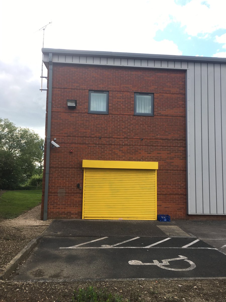 James_Attwood's tweet photo. Met a friendly face out exercising. #ISeeFaces #NotFoodFace #BuildingFace https://t.co/WibbnZ8eV8