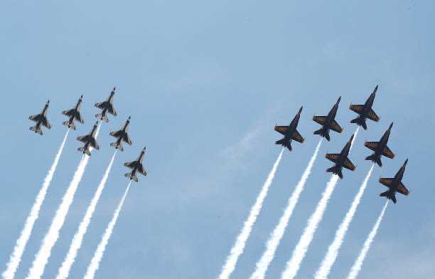ZachKleinWSB's tweet photo. The Thunderbirds look like they are flying 10-feet next to one another... 

Any pilots know their exact spacing? https://t.co/hcJX4g387e
