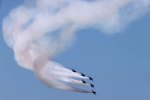 ZachKleinWSB's tweet photo. The Thunderbirds look like they are flying 10-feet next to one another... 

Any pilots know their exact spacing? https://t.co/hcJX4g387e