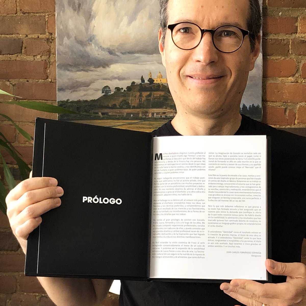 #ElLibro <a href="/gdelaidentidad/">Grandes de la Identidad</a> ya llegó a Canadá 🇨🇦 a las manos de <a href="/juancarlos_fe/">Juan Carlos FE</a> ¡GRAN! amigo, colega y mentor. 

Tuvimos el honor, que nos escribiera el pró-logo el cual es muy inspirador. 

¡Gracias! *J*