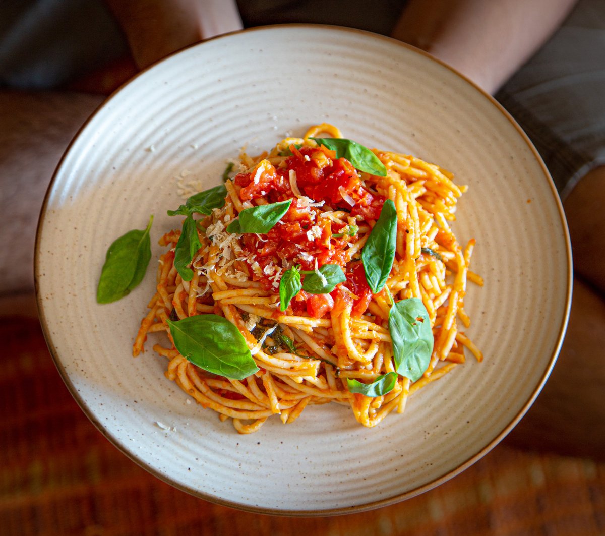 YellowPeriscope's tweet photo. Lockdown Day 37:

Spaghetti in Fresh Tomato Basil Sauce

इटालियन वरणभात उर्फ टोमॅटो आणि गोड तुळशीच्या सॉस मधे इटालियन शेवया 

#lifeinquarantine #cookingathome #comfortfood #stayhomeandcook #Simplefood #italianfood #marathicook #marathi_twitter 

@tmtofficial__ https://t.co/vnTNxZrjiQ