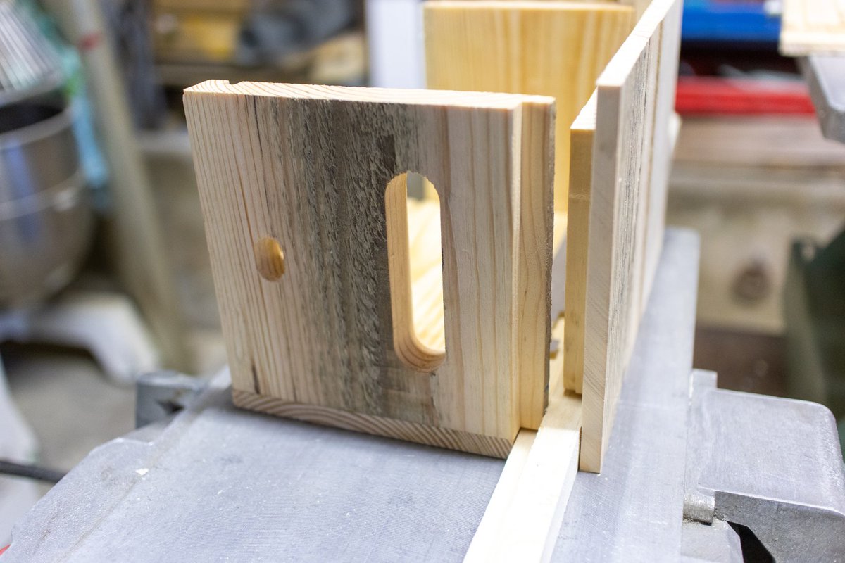 LeMielFr's tweet photo. Avec le mauvais temps du jour, opération recyclage à l’atelier : Transformer une grande palette en 10 ruchettes de fécondation pour notre élevage de reines 2020😎🐝🐝 https://t.co/npolDn9oZD