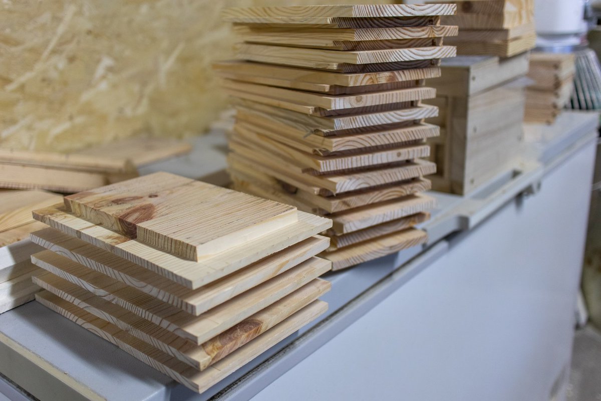 LeMielFr's tweet photo. Avec le mauvais temps du jour, opération recyclage à l’atelier : Transformer une grande palette en 10 ruchettes de fécondation pour notre élevage de reines 2020😎🐝🐝 https://t.co/npolDn9oZD
