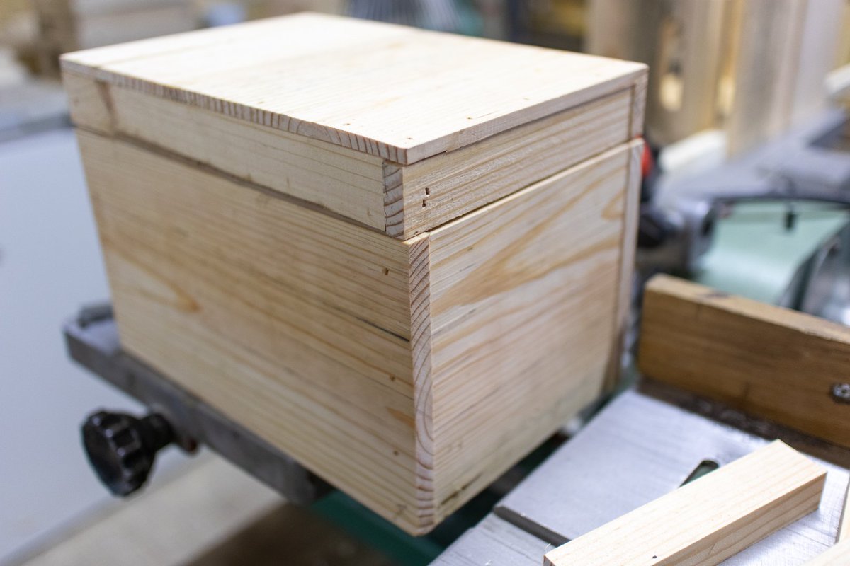 LeMielFr's tweet photo. Avec le mauvais temps du jour, opération recyclage à l’atelier : Transformer une grande palette en 10 ruchettes de fécondation pour notre élevage de reines 2020😎🐝🐝 https://t.co/npolDn9oZD