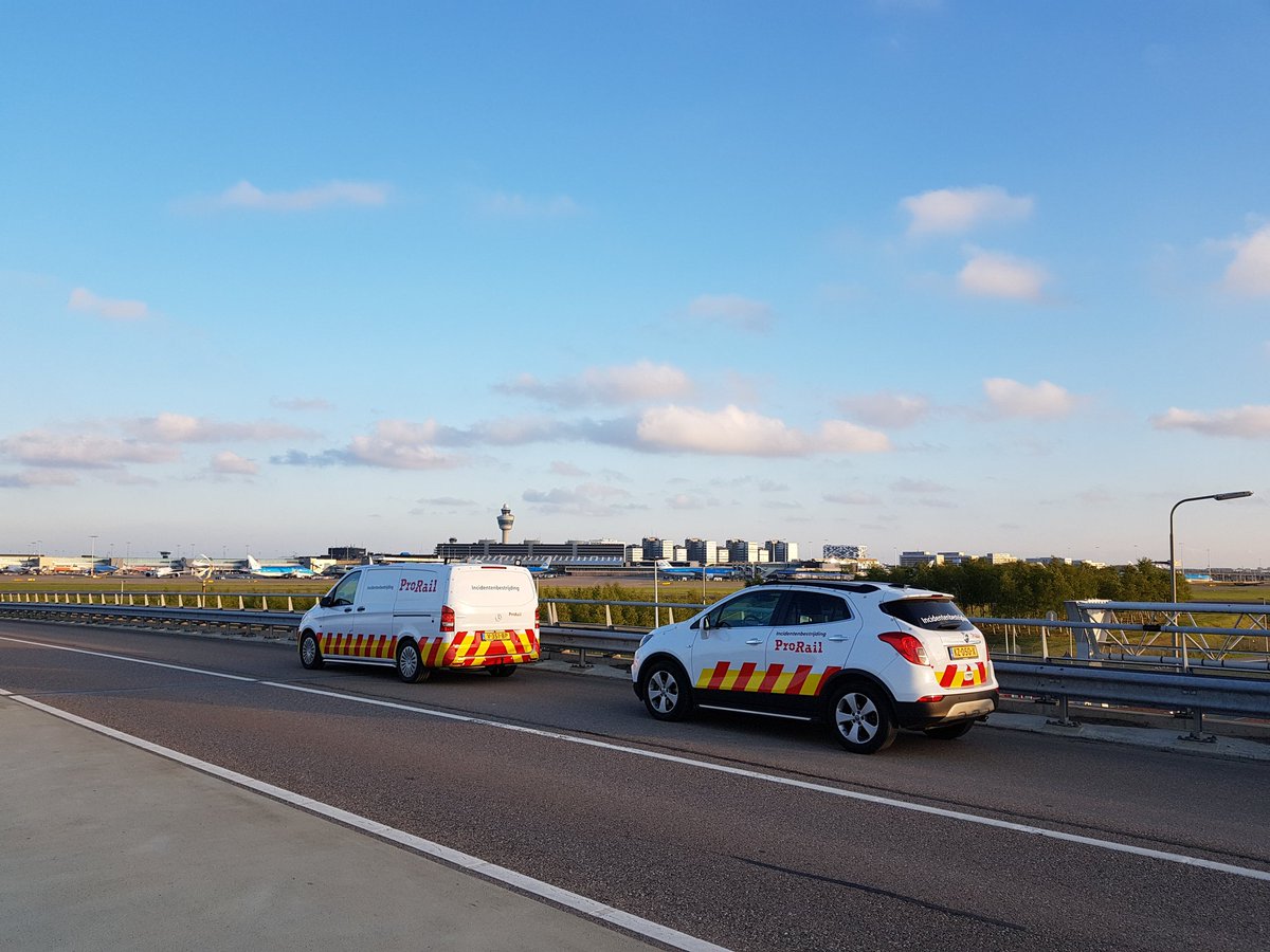 OvDRail_Joey's tweet photo. Ook in deze onzekere tijden moet op de #Blauwebrug de parkeermeter geleegd worden. Het was vandaag de beurt van #Prorail #Incidentenbestrijding. @Rogierkemeling @RKleineDeters @OvDRail_Jeroen @ICB_Jeroen @DeBergerXXX . De Tompouce was smakelijk. https://t.co/tkvY5cHr8t
