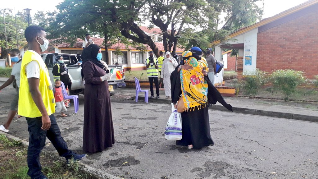 HakiAfrica's tweet photo. Release of Family of 17 Under Quarantine

HAKI Africa today received a complaint and followed up with the Kenya Medical Training Centre (KMTC), Port Reitz, where a family of 17 was being kept in quarantine. The 17 members included a 48 year old woman and a child of 8 months. https://t.co/2vSM0sZron