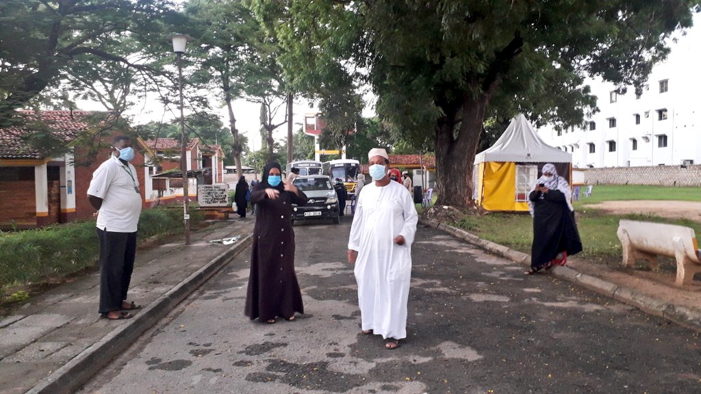 HakiAfrica's tweet photo. Besides the family, there were also two other persons who had completed their quarantine but were not in a position to pay and leave. We also managed to coordinate with the authorities and they were also released without paying anything. https://t.co/DsM4BAY1KS