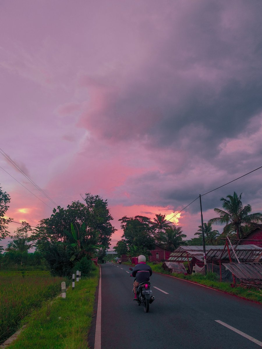 pawarditya's tweet photo. @andrigunardiii senja, senda gurauan penjajah asa. https://t.co/qvecwTXPyH