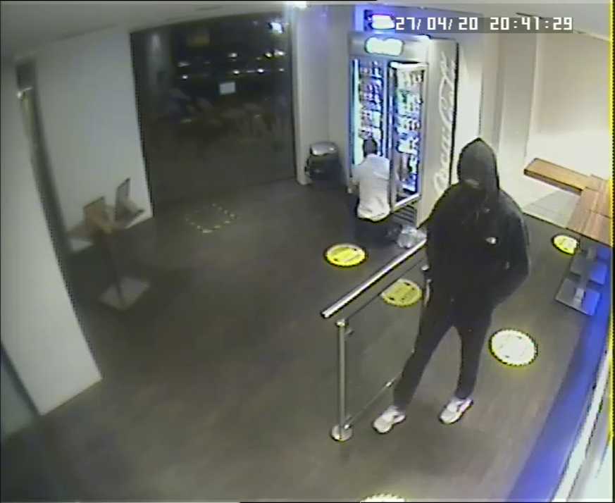 Officers investigating a robbery in the #Sinfin area of Derby are appealing for the public’s help to identify this man. Can you help? derbyshire.police.uk/news/derbyshir…