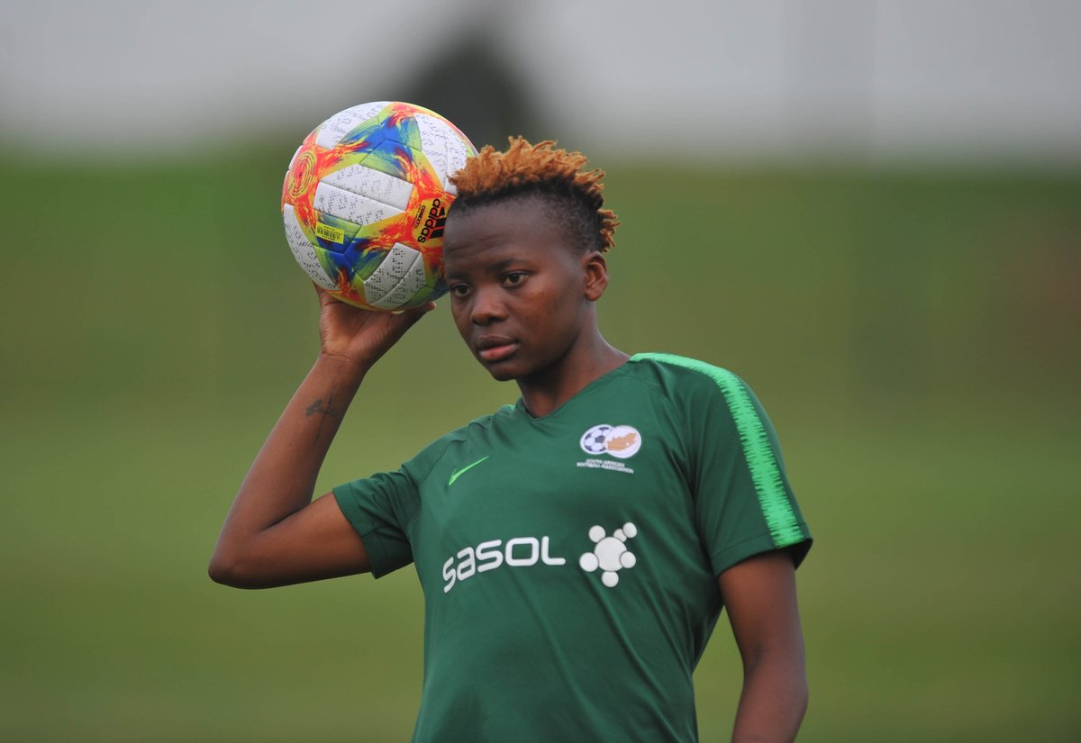 SasolinSport's tweet photo. Happy birthday to @Banyana_Banyana mercurial forward @Kgatlanathe1st hope you had a fantastic day! 🎉 🥳

We can't wait to see you back in action in the green and gold doing what you do best. ⚽️ 😃 #Limitless https://t.co/VqOqPUJ8G9